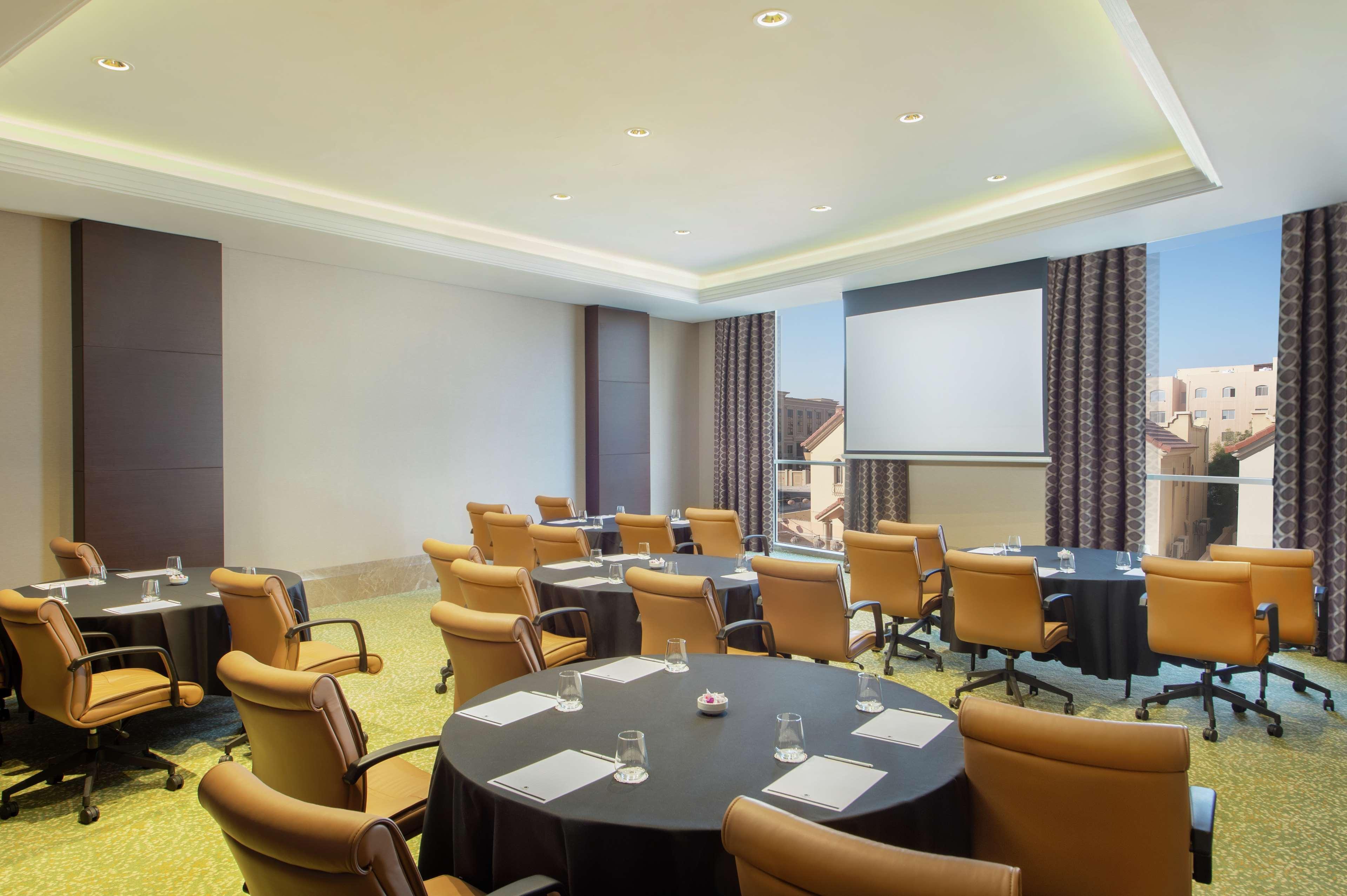 Hotel Doubletree By Hilton Doha - Al Sadd Exterior foto Meeting room
