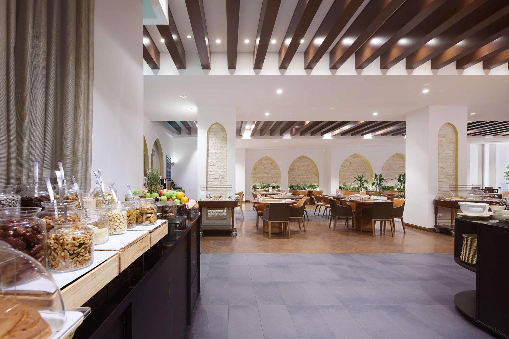 Hotel Doubletree By Hilton Doha - Al Sadd Exterior foto The interior of the restaurant